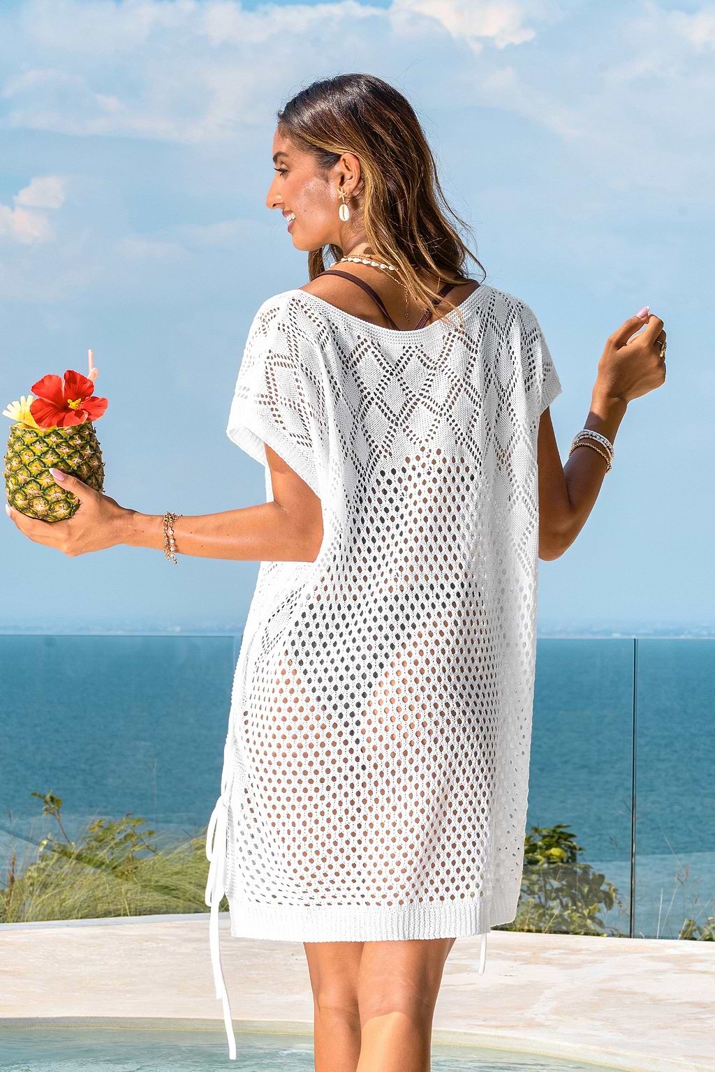 Weißes Kurzarm Mini-Strick-Strandkleid mit seitlicher Schnürung