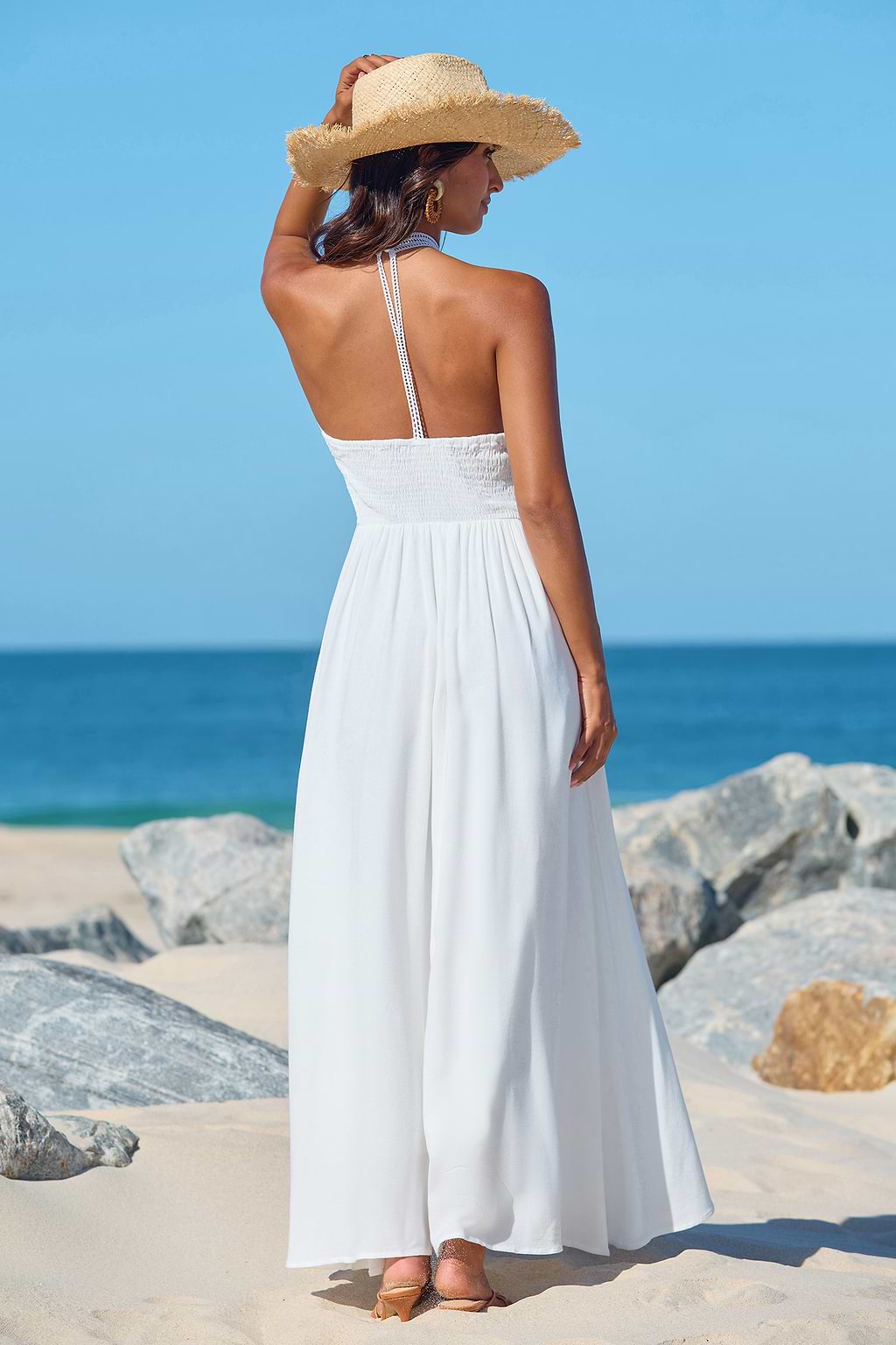 Robe blanche avec col en V