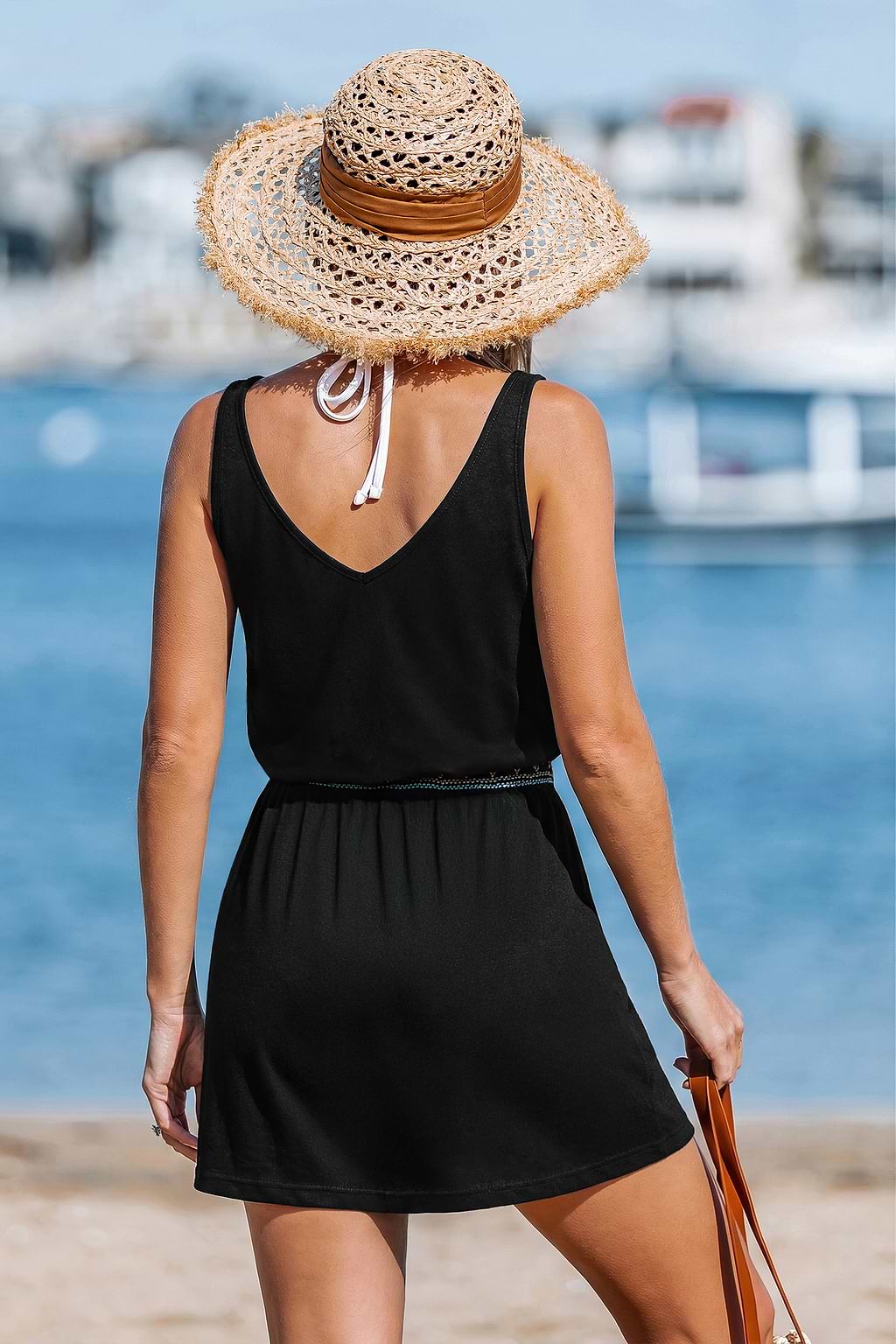 Guardami con il mini abito nero