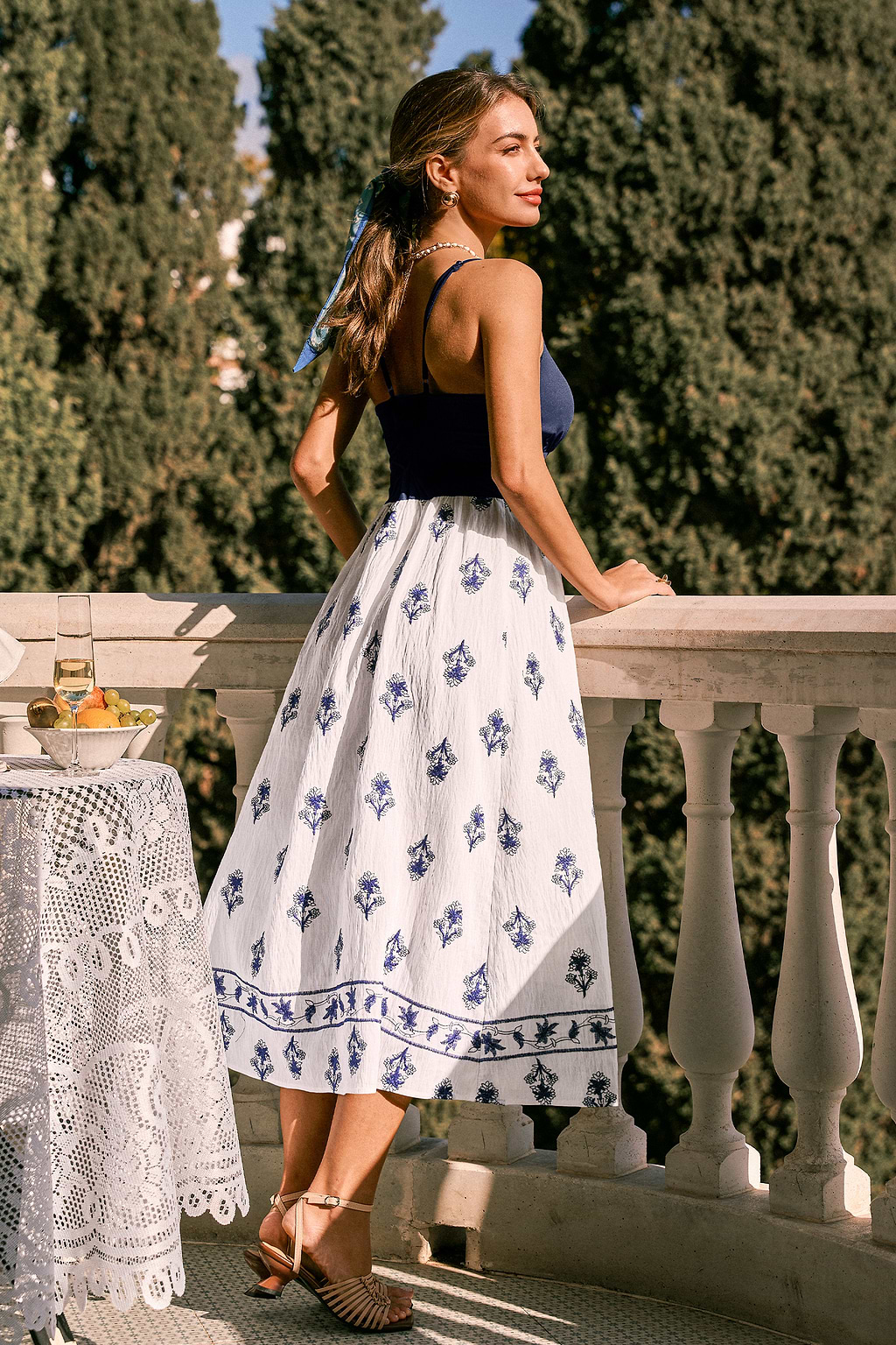 Robe ornée bleue sans manches