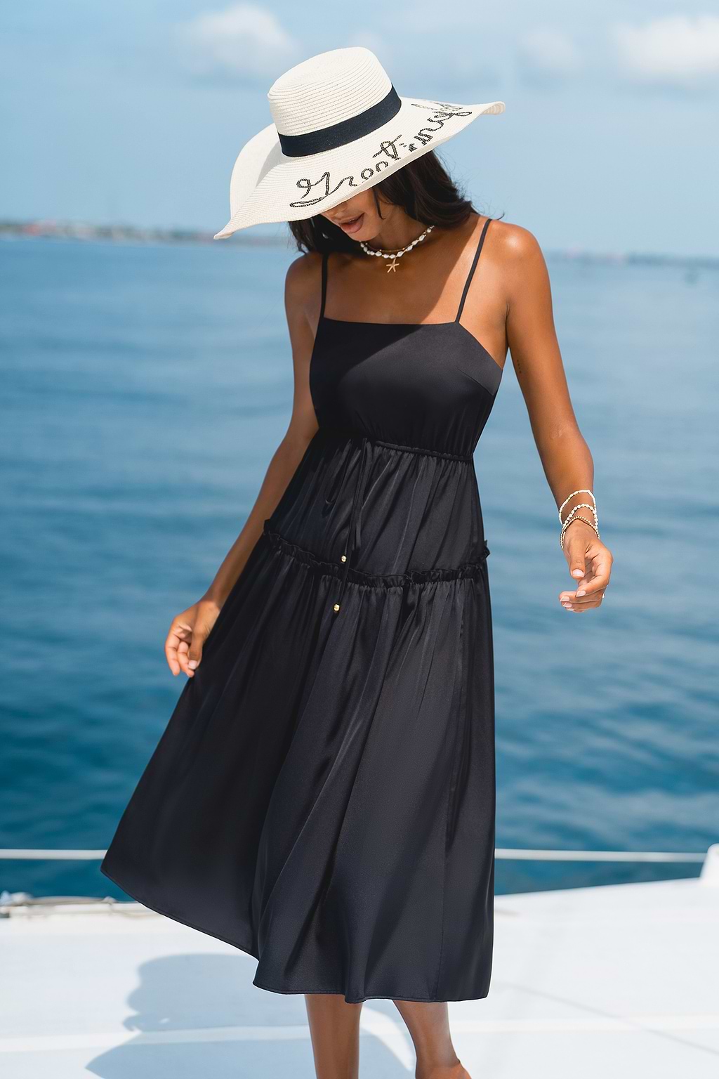Robe longue noire épurée col carré
