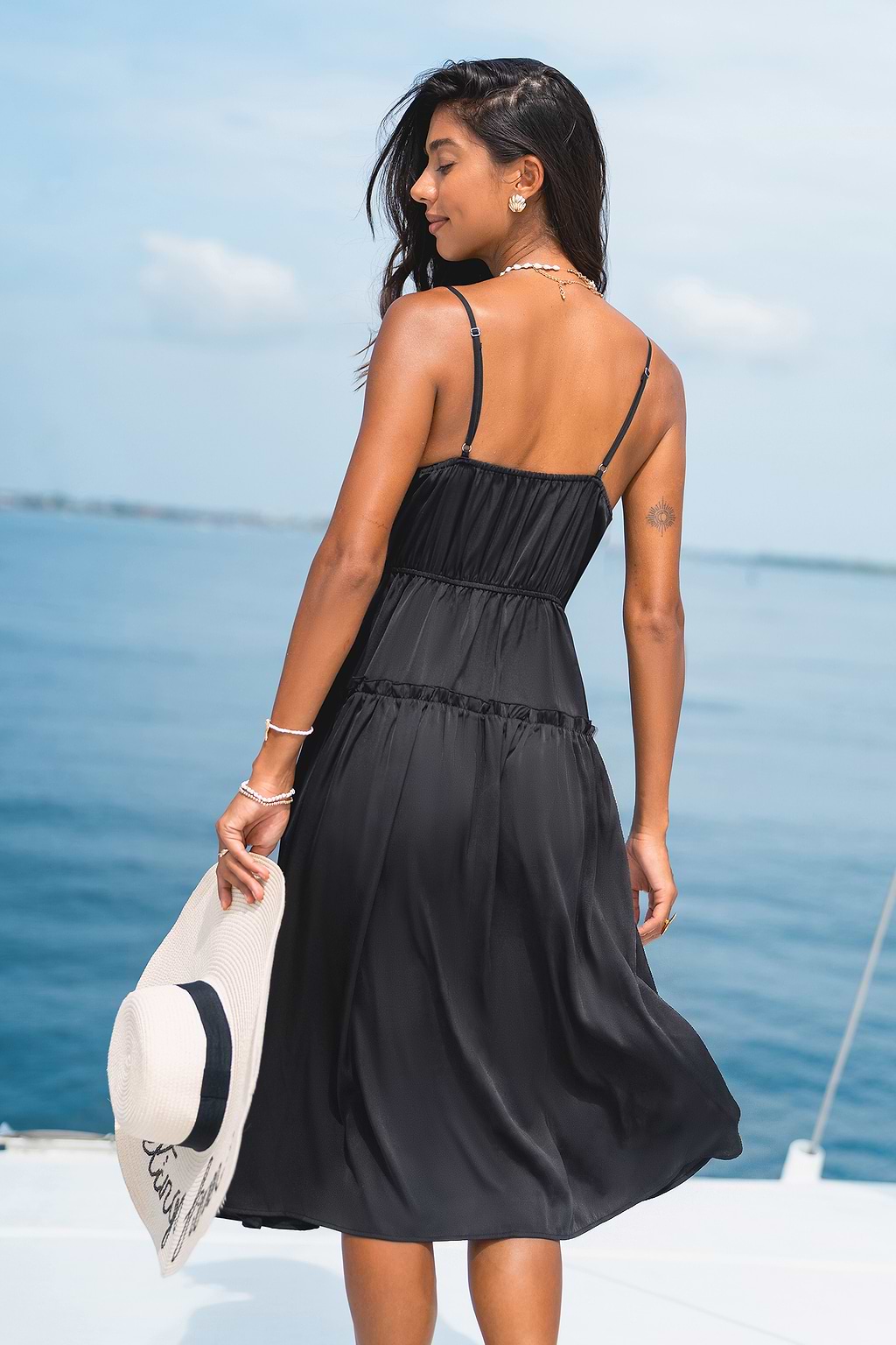 Robe longue noire épurée col carré