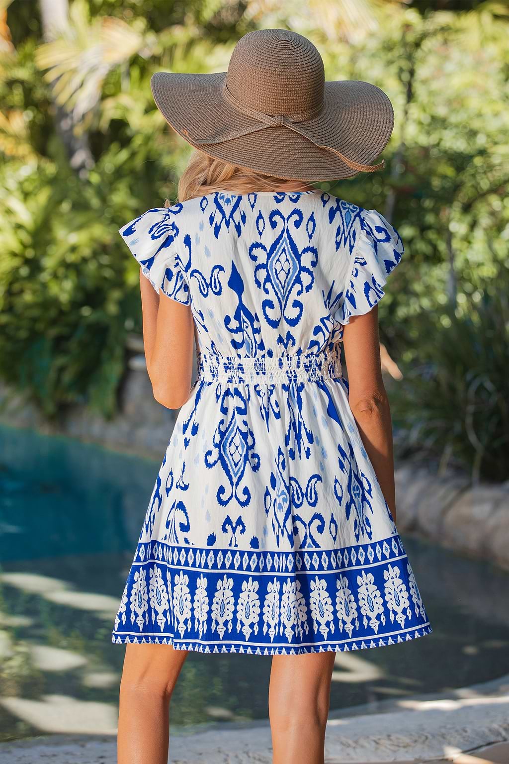 Robe courte ornée col surplis