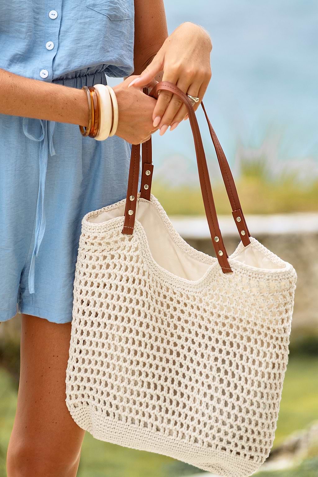 Beigefarbene Tasche mit Kunstlederriemen