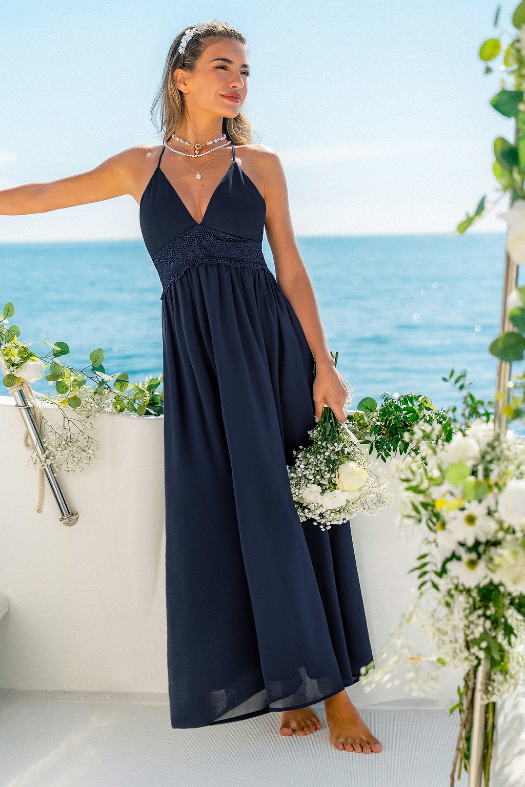Blaues Maxi-Strandkleid mit tiefem Ausschnitt