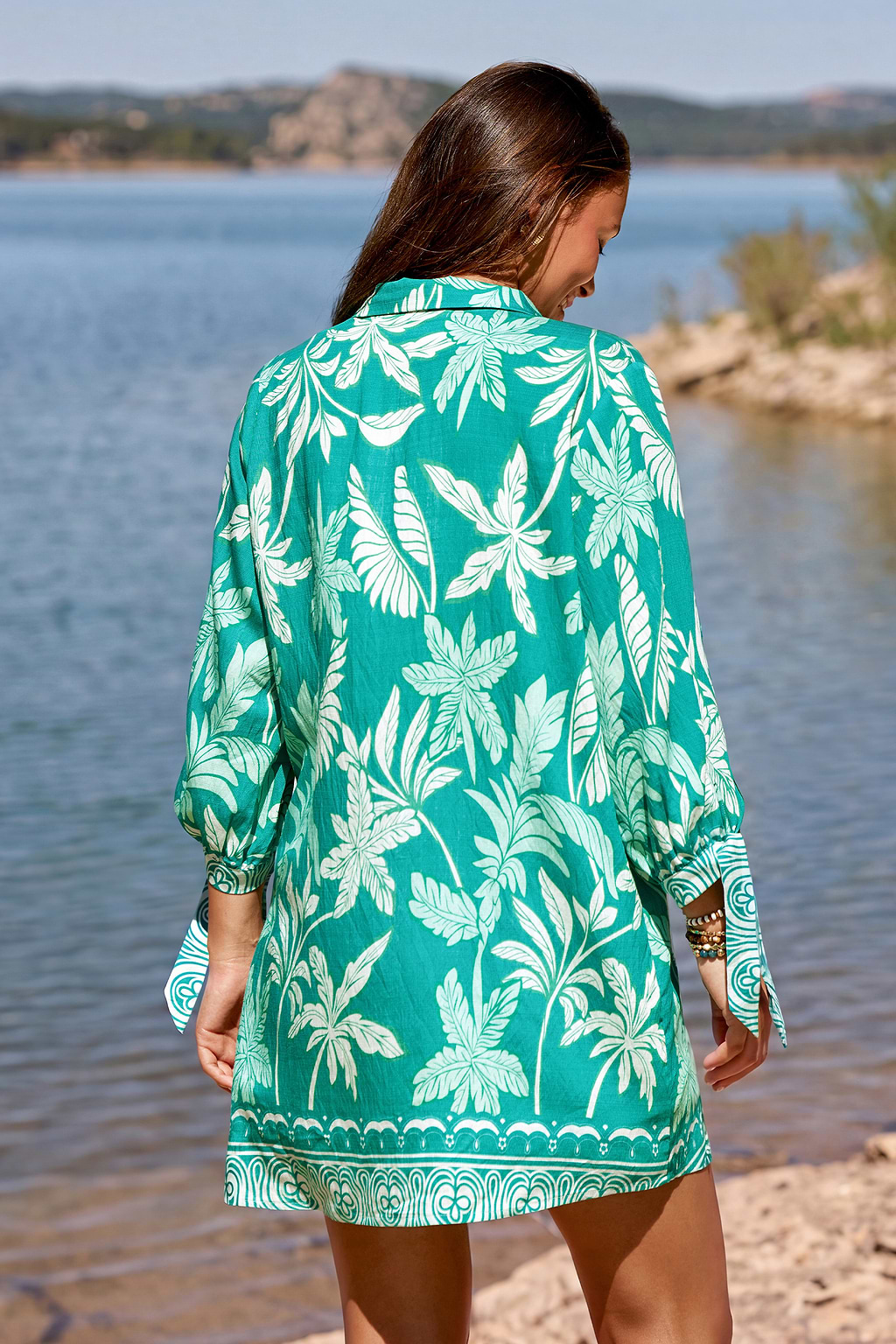 Tropische minijurk om te loungen aan het meer