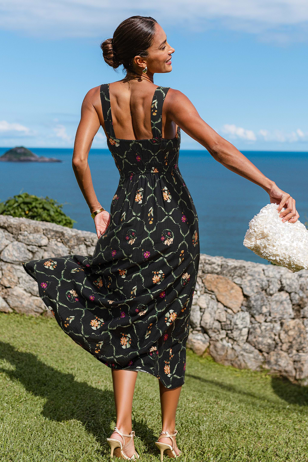Robe noire florale col carré