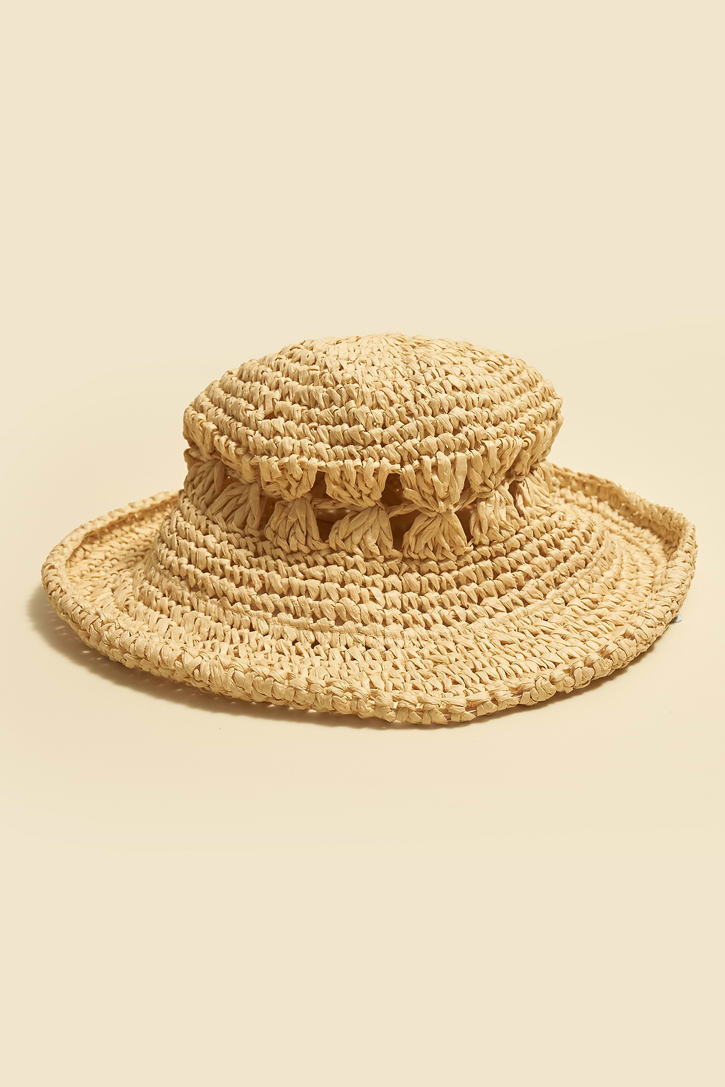 Khakifarbener Strohhut mit breiter Krempe