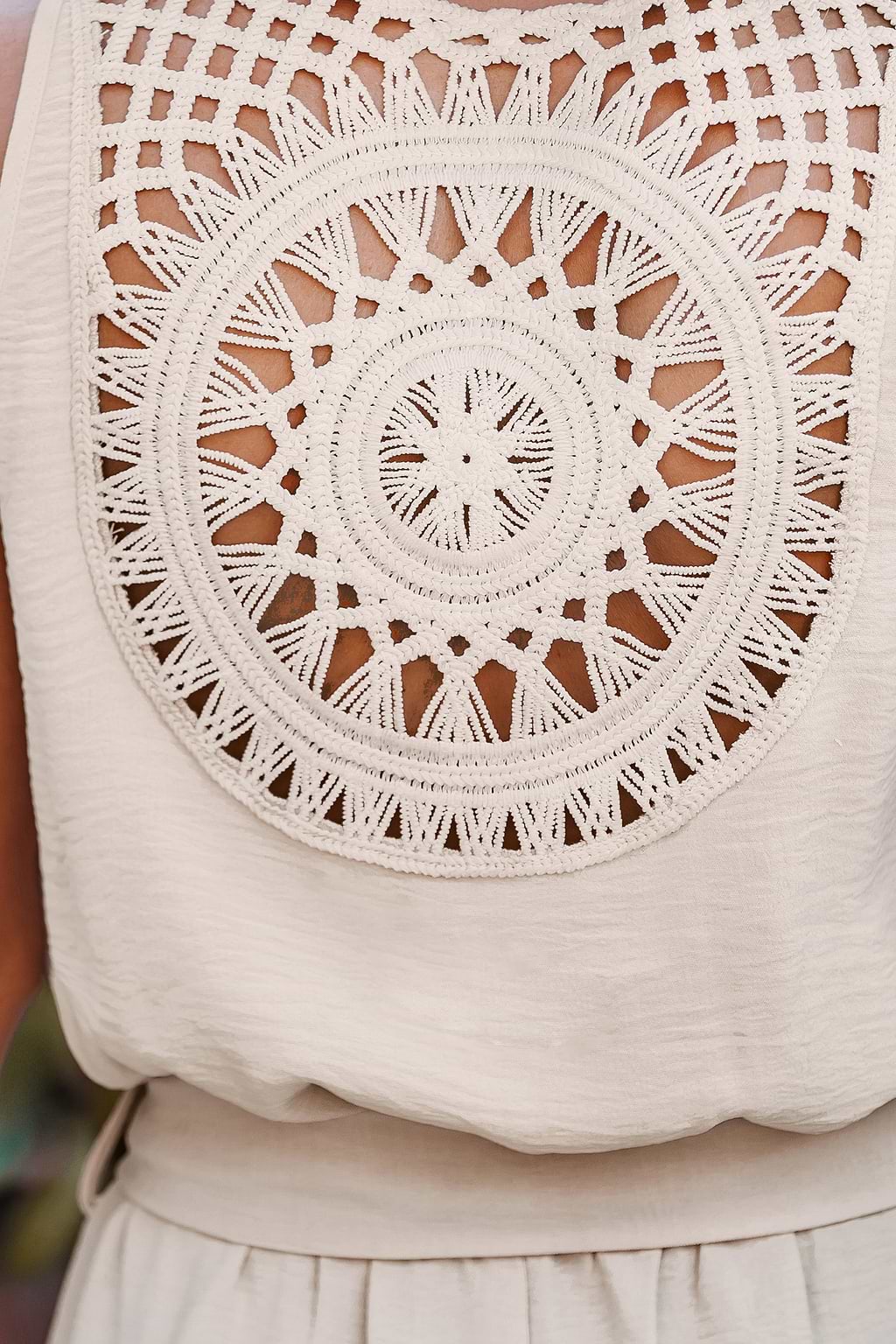Mono bohemio beige con pierna ancha y cruzado