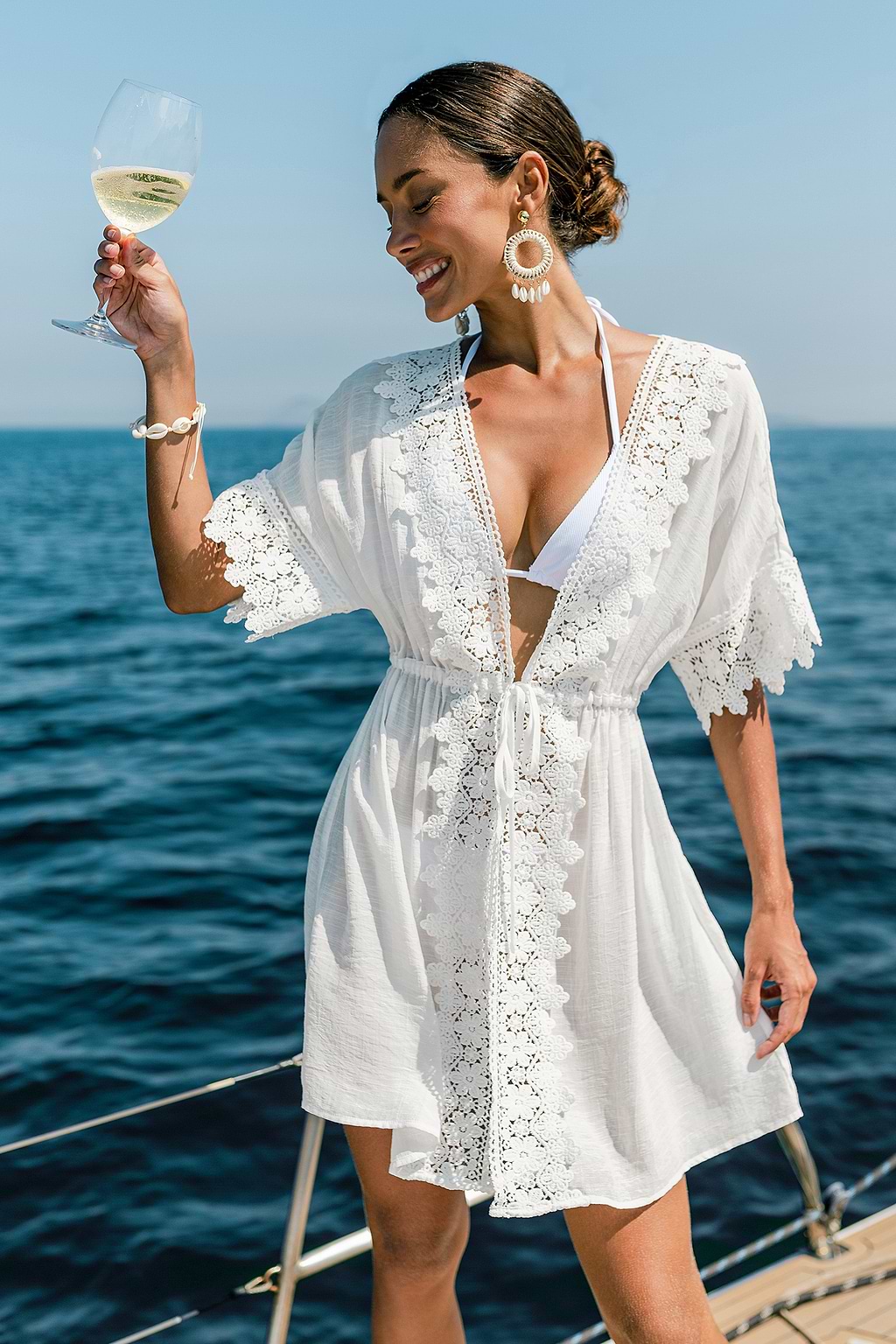 Robe courte cover up de plage blanche au style épuré