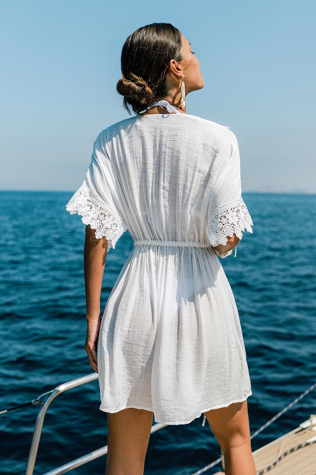 Robe courte cover up de plage blanche au style épuré