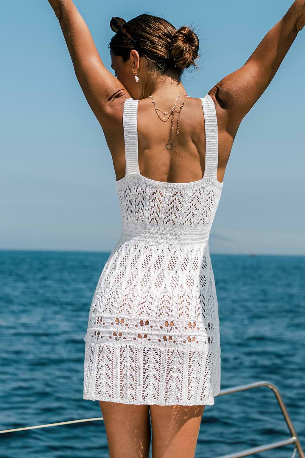 Zwevende witte cover-up minijurk