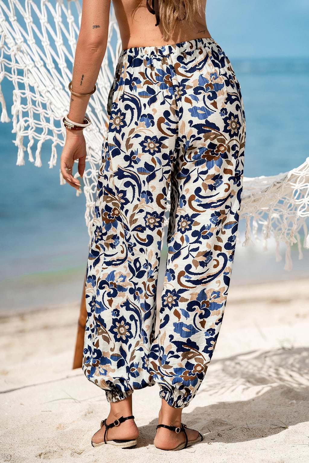 Pantalon fleuri aux tons naturels