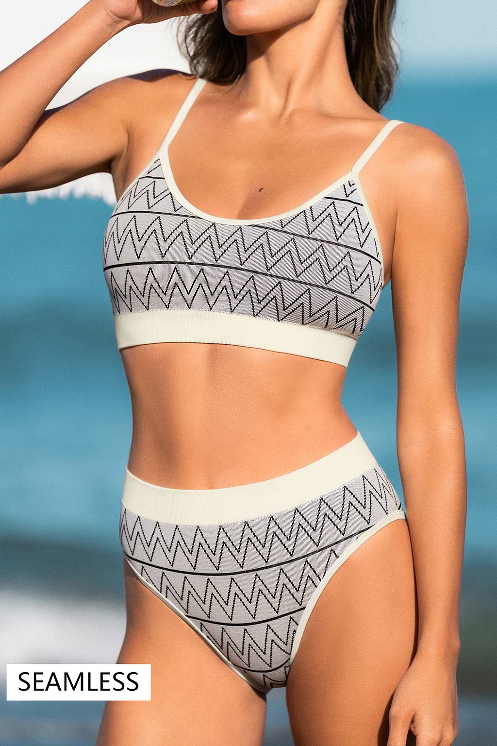 Bikini beige au style minimaliste