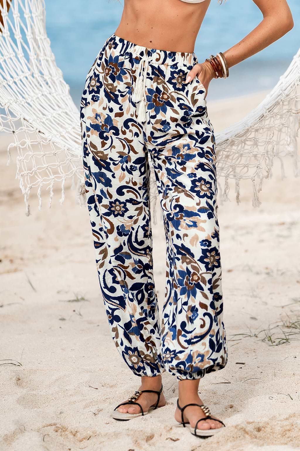 Pantalon fleuri aux tons naturels