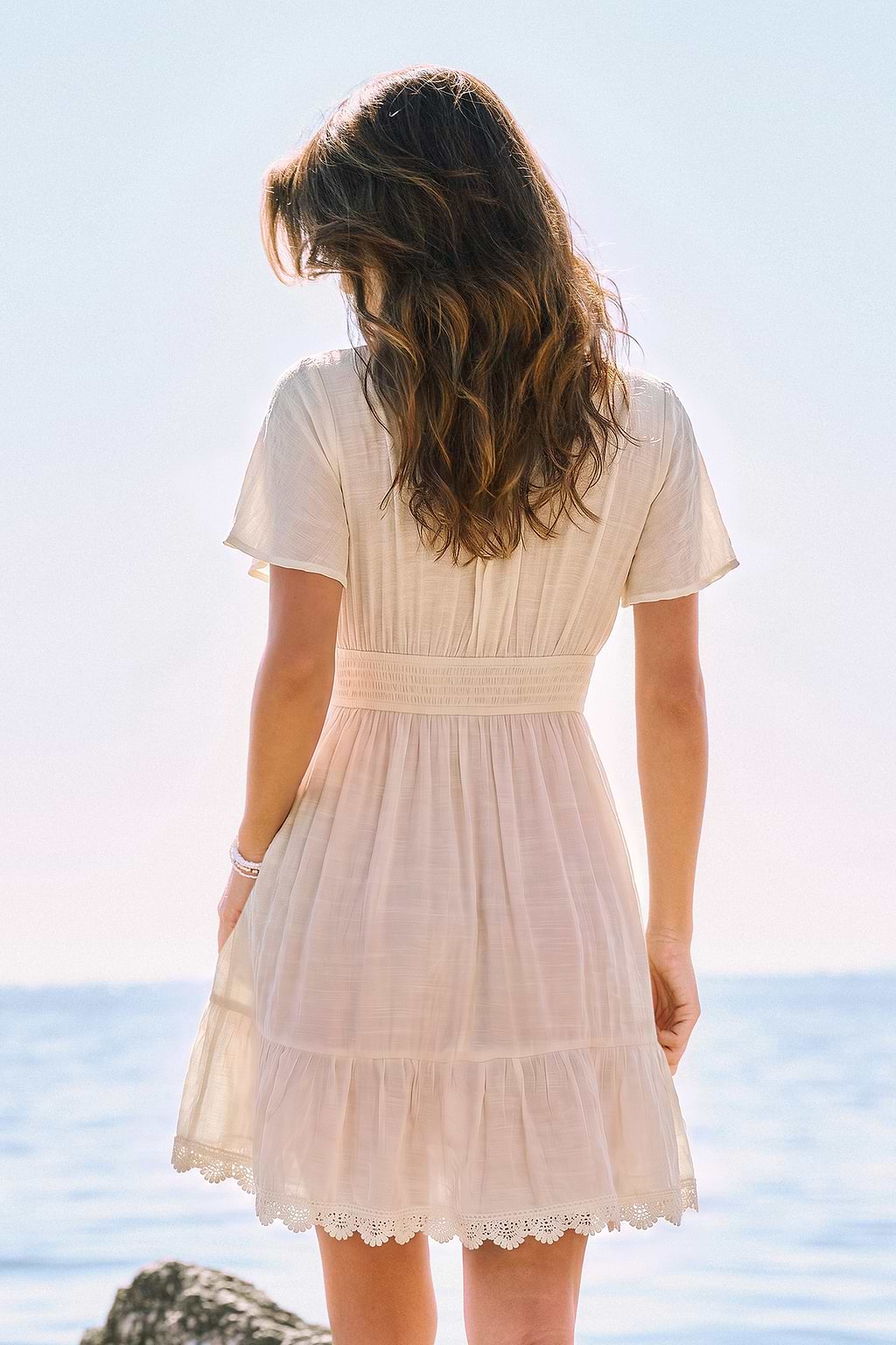 Minivestido de verano en tonos neutros