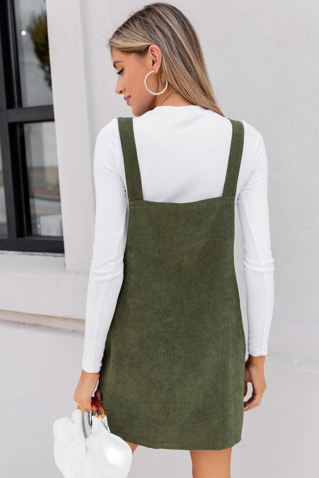 Olivfarbenes Cord-Latzkleid mit quadratischem Ausschnitt