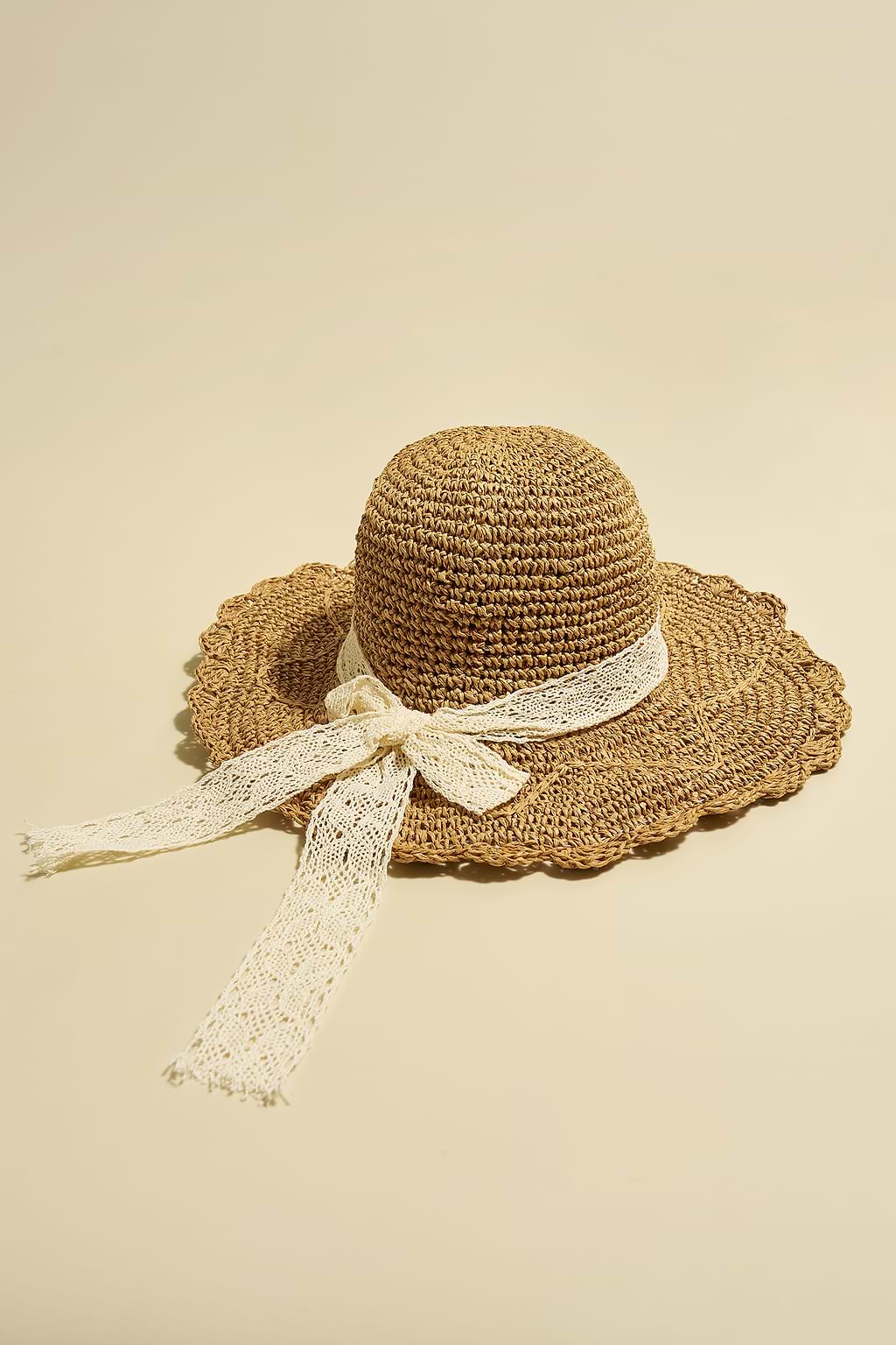 Chapeau de paille avec ruban décoratif