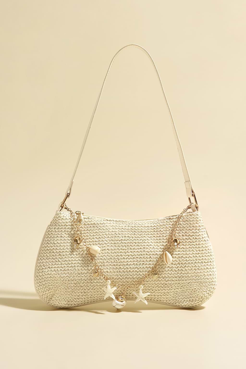 La culpa es del sol. Bolso beige.