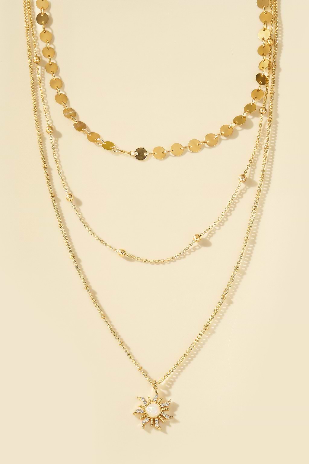 Ensemble de colliers dorés décoratifs