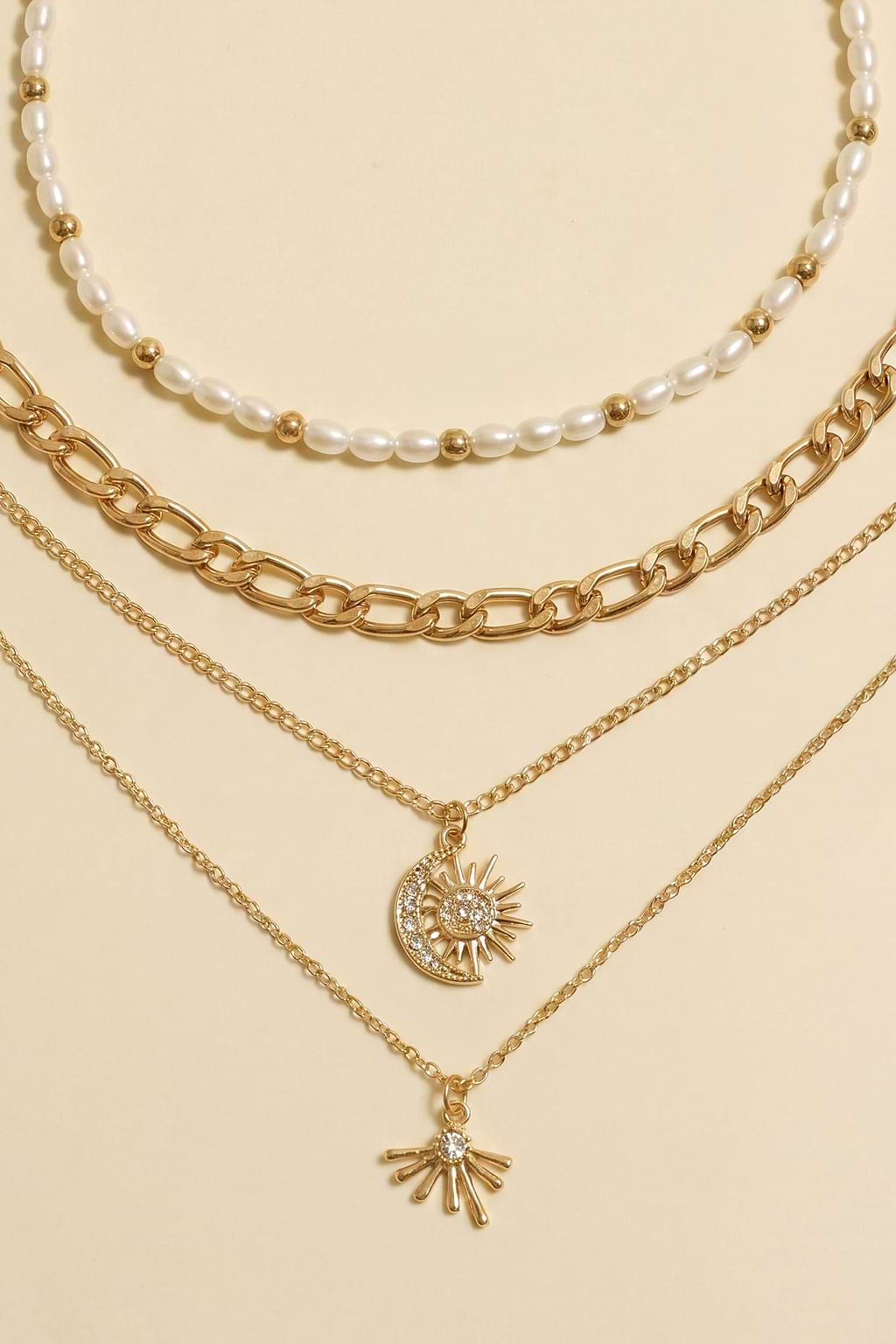 Ensemble de colliers dorés coquillage