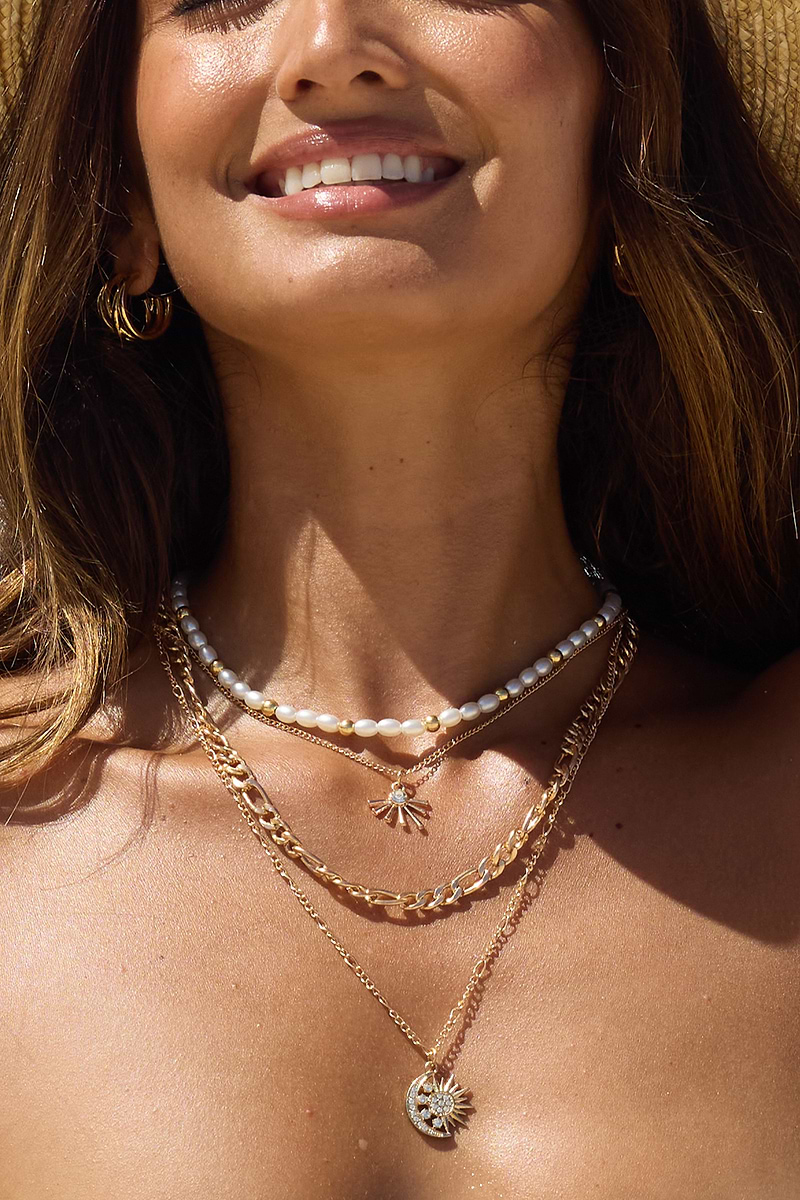 Ensemble de colliers dorés coquillage