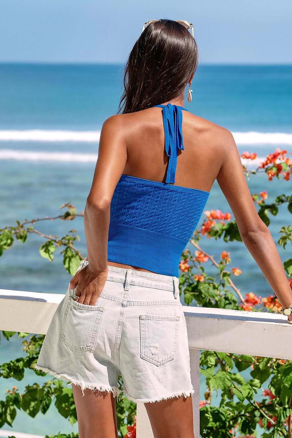 Top blu dal look distintivo