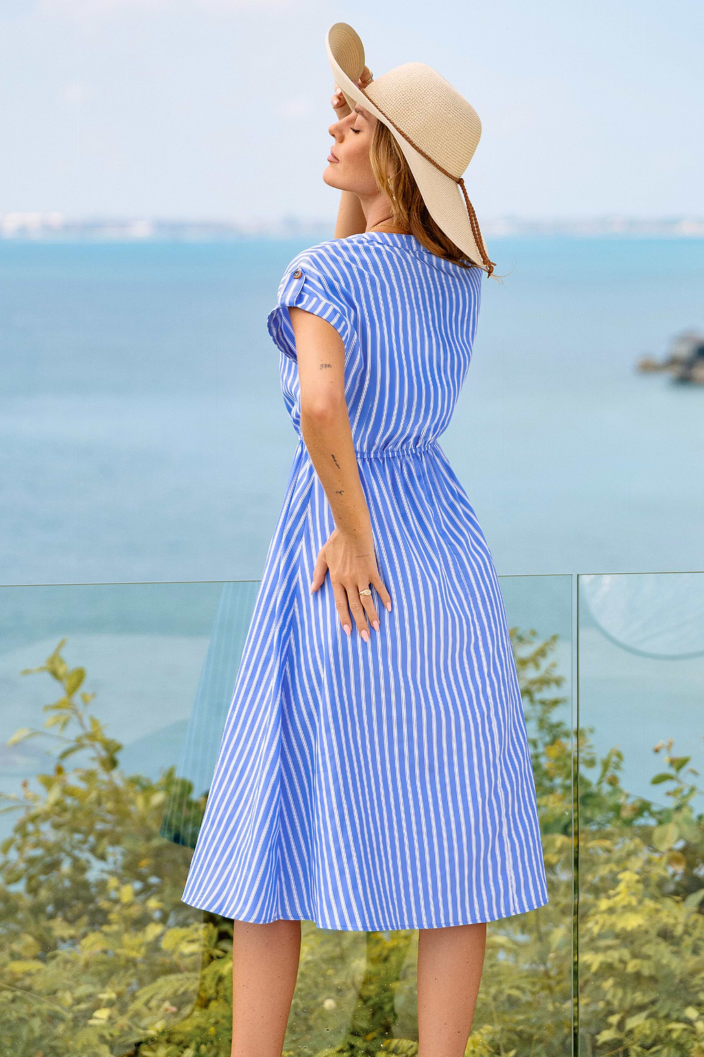 Vestido midi a rayas con estampado de acuarela