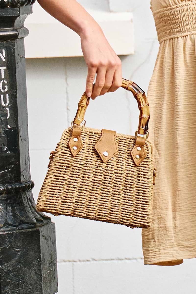 Khaki Strohtasche mit Bambus-Tragegriff und Kunstleder-Details