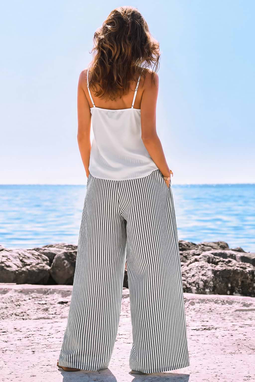 Gestreifte Wide-Leg Sommerhose mit Knopfdetail und Taschen