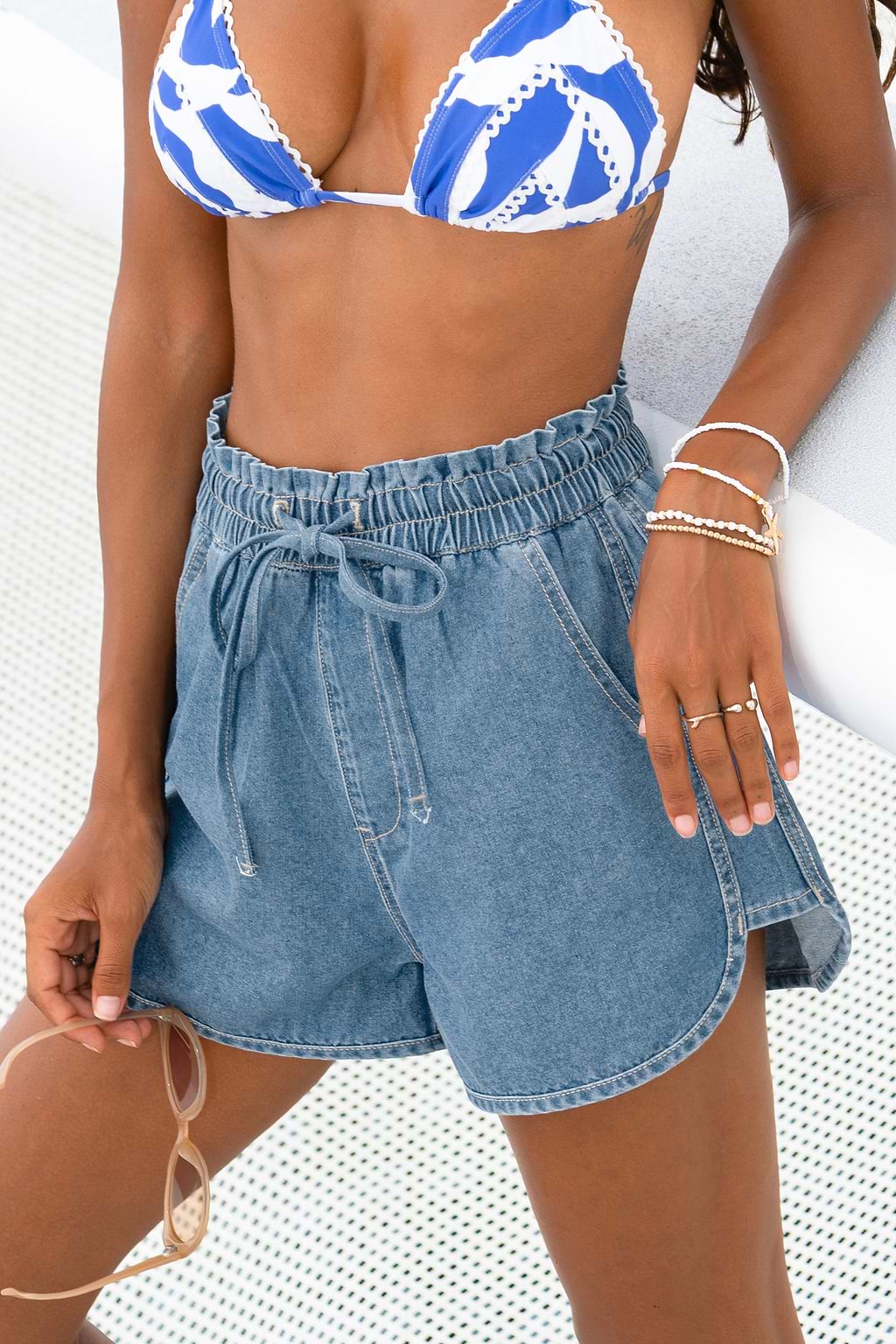 Jeansshorts mit elastischem Bund und Delfinsaum