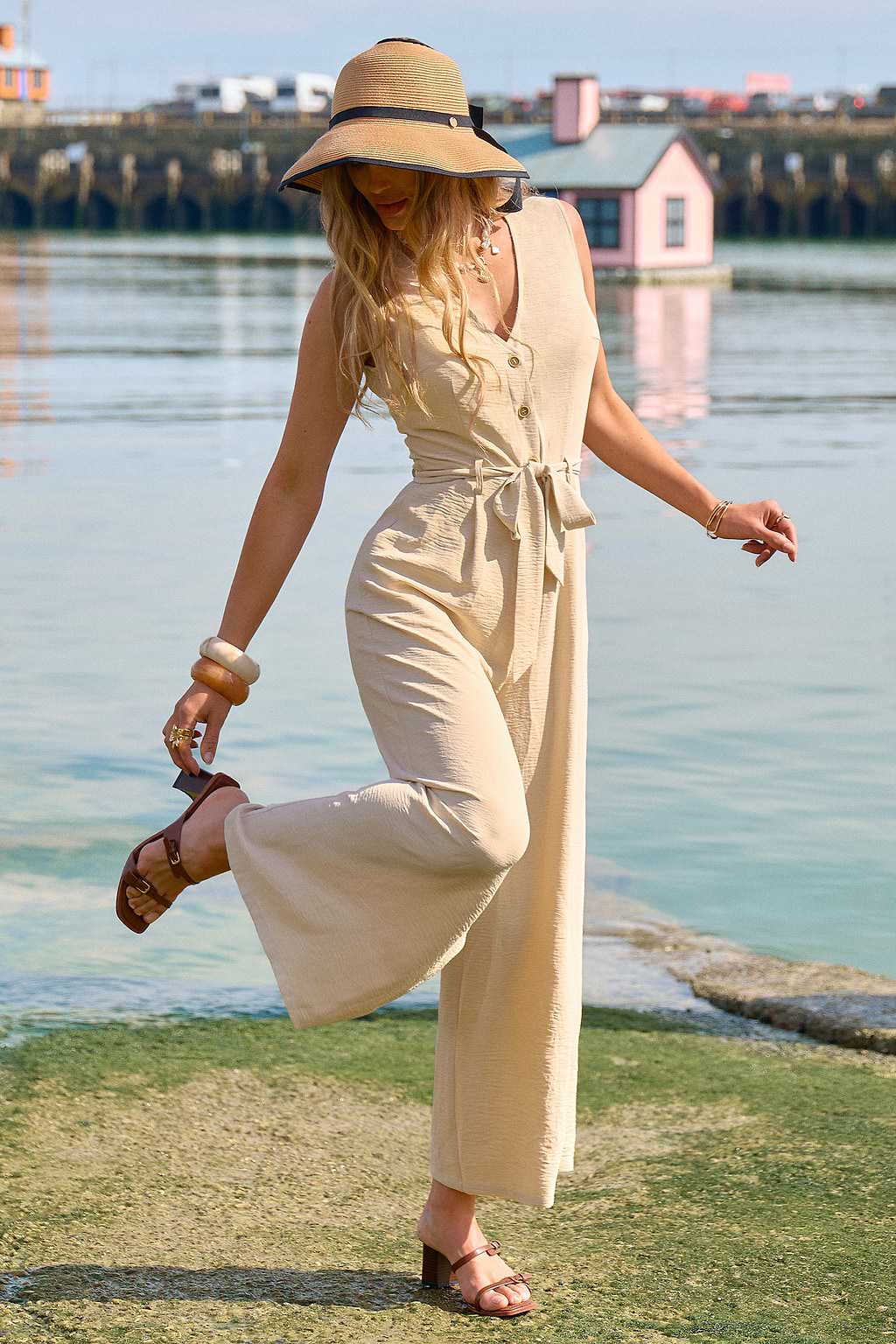 Sandfarbener Wide-Leg-Jumpsuit mit Bindegürtel