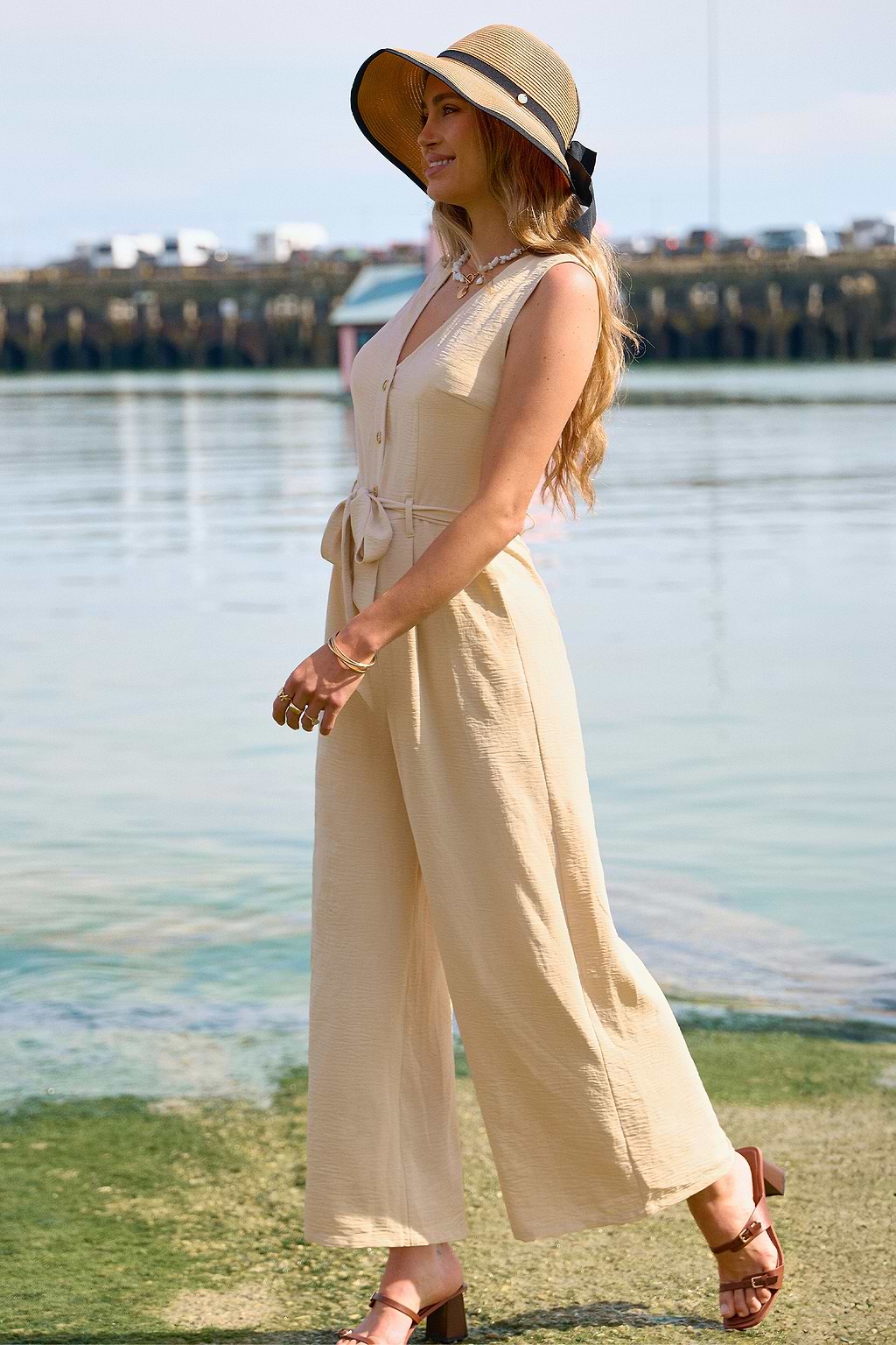 Sandfarbener Wide-Leg-Jumpsuit mit Bindegürtel