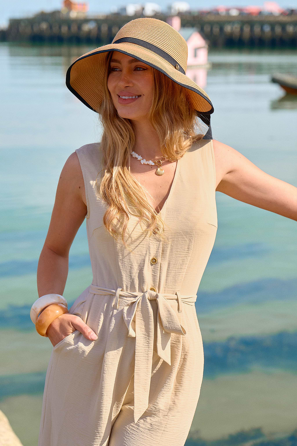 Sandfarbener Wide-Leg-Jumpsuit mit Bindegürtel