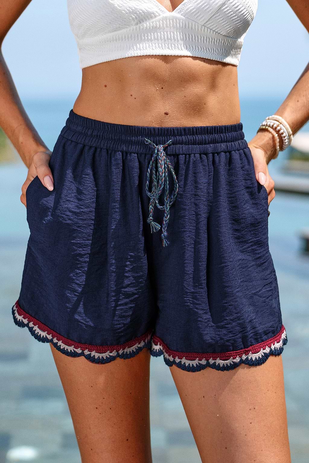 Brunch aan het strand in een blauwe korte broek