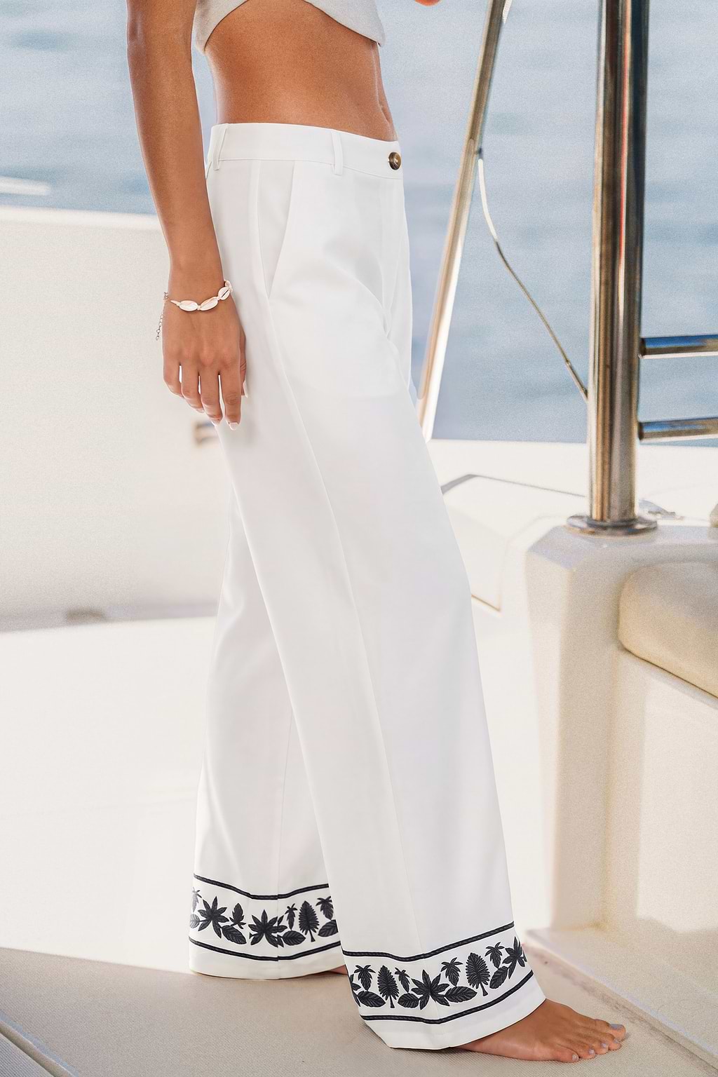 En un crucero  pantalones blancos