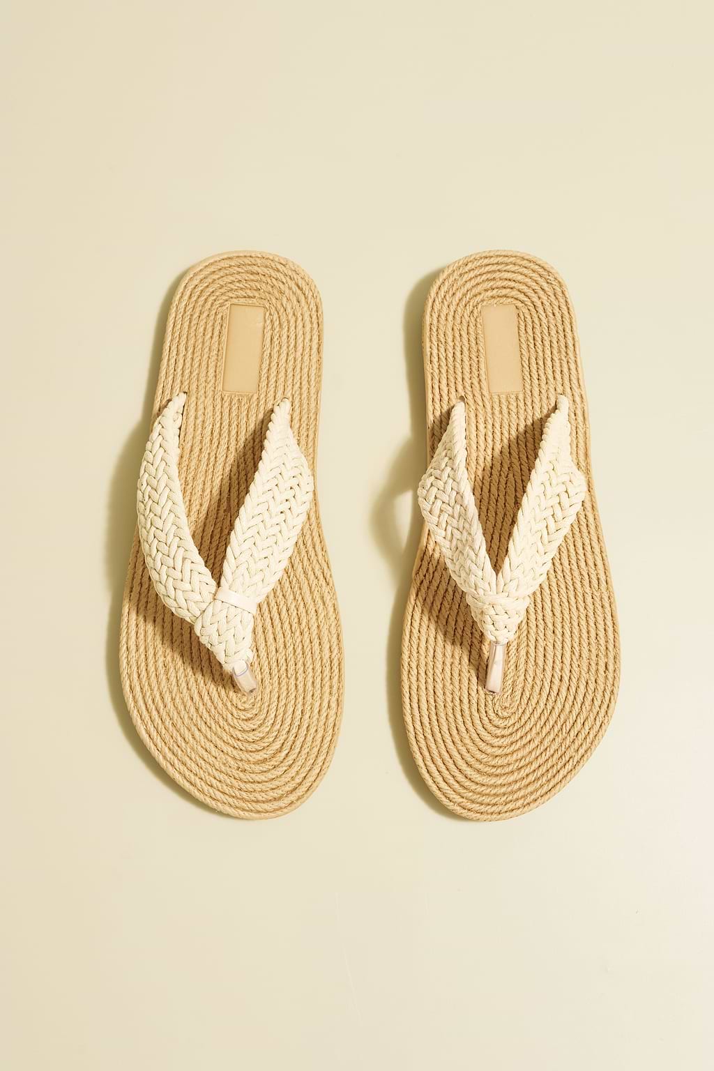 Beigefarbene Sandalen mit breiten Riemen