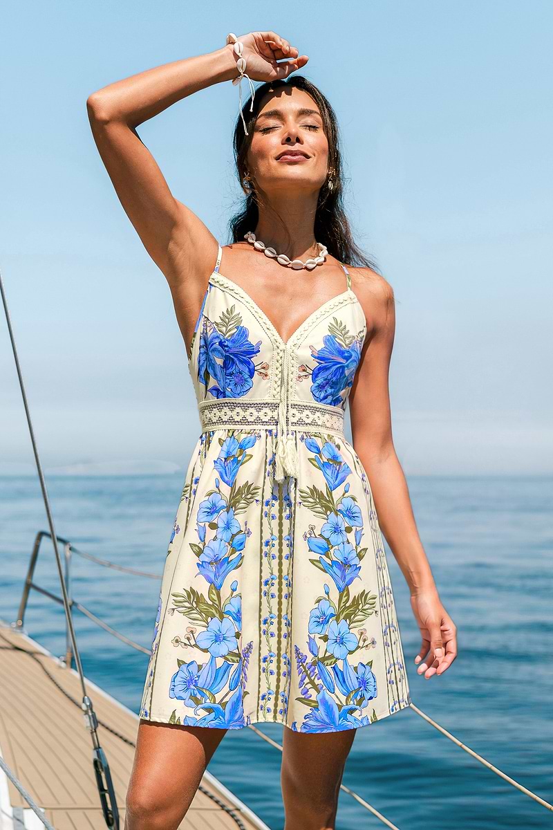 Blau geblümtes Mini-Strandkleid mit V-Ausschnitt