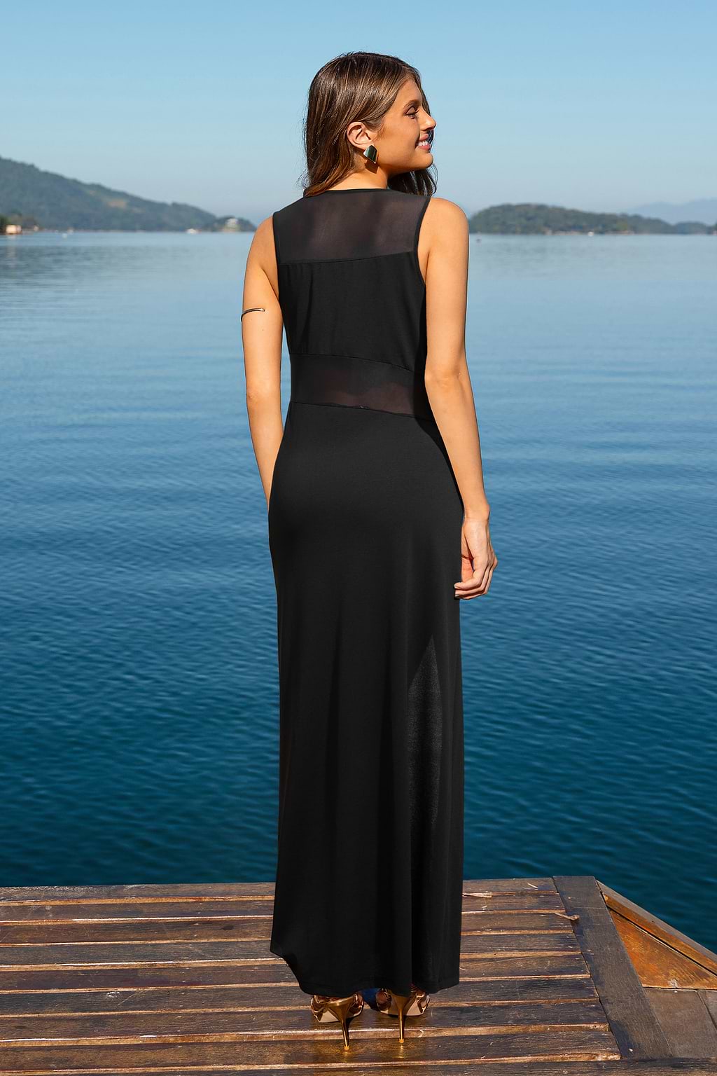 Robe longue noire à col rond et fendu sur le côté