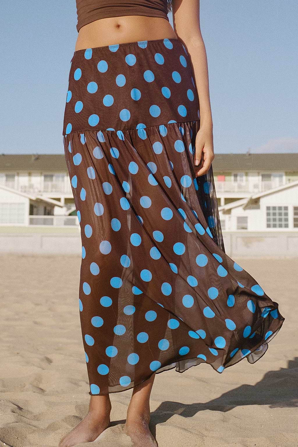 Sarong met stippenpatroon voor foto's tijdens het gouden uur