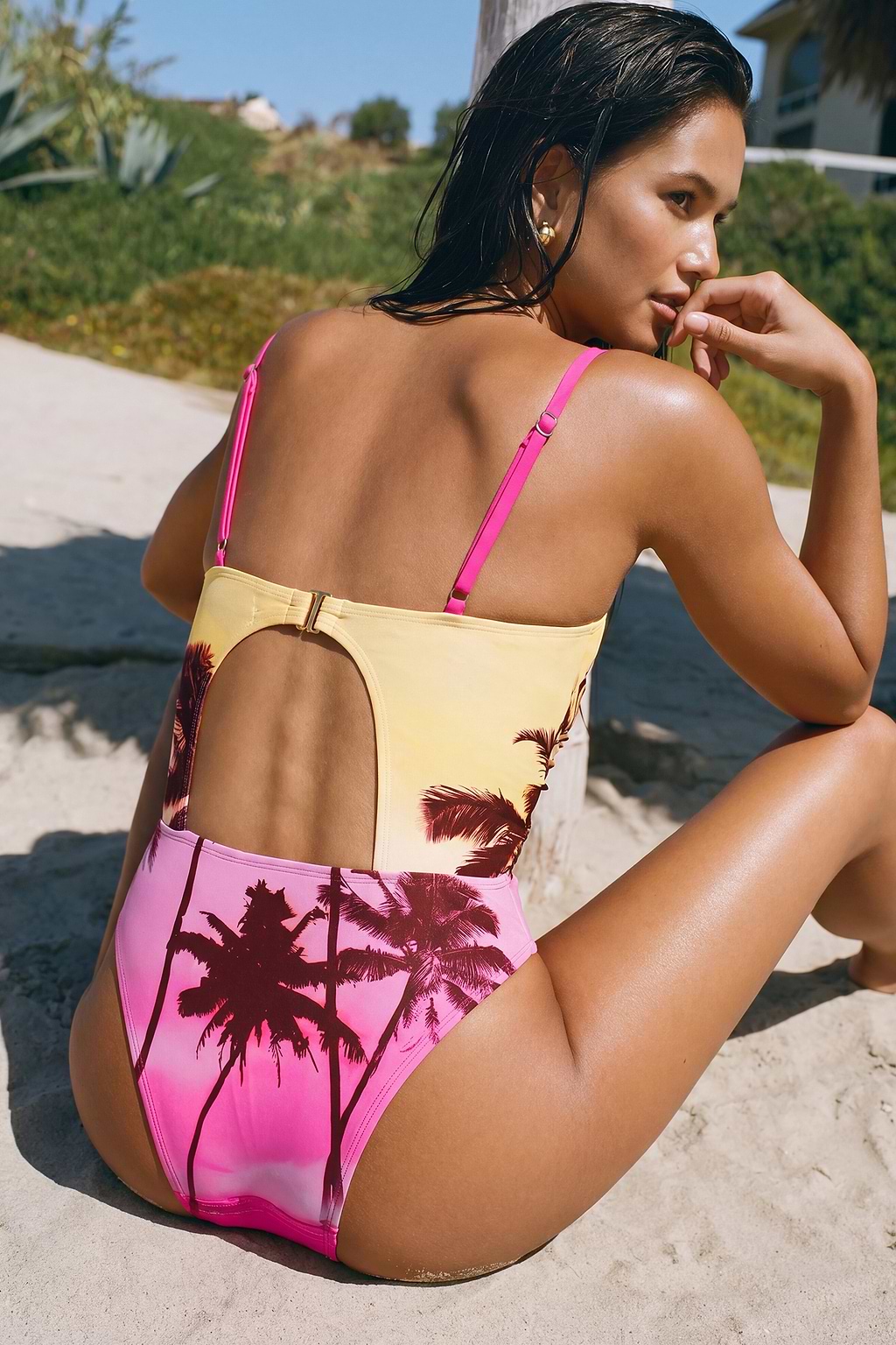 Maillot de bain une pièce tropical à col V et jambe extra haute