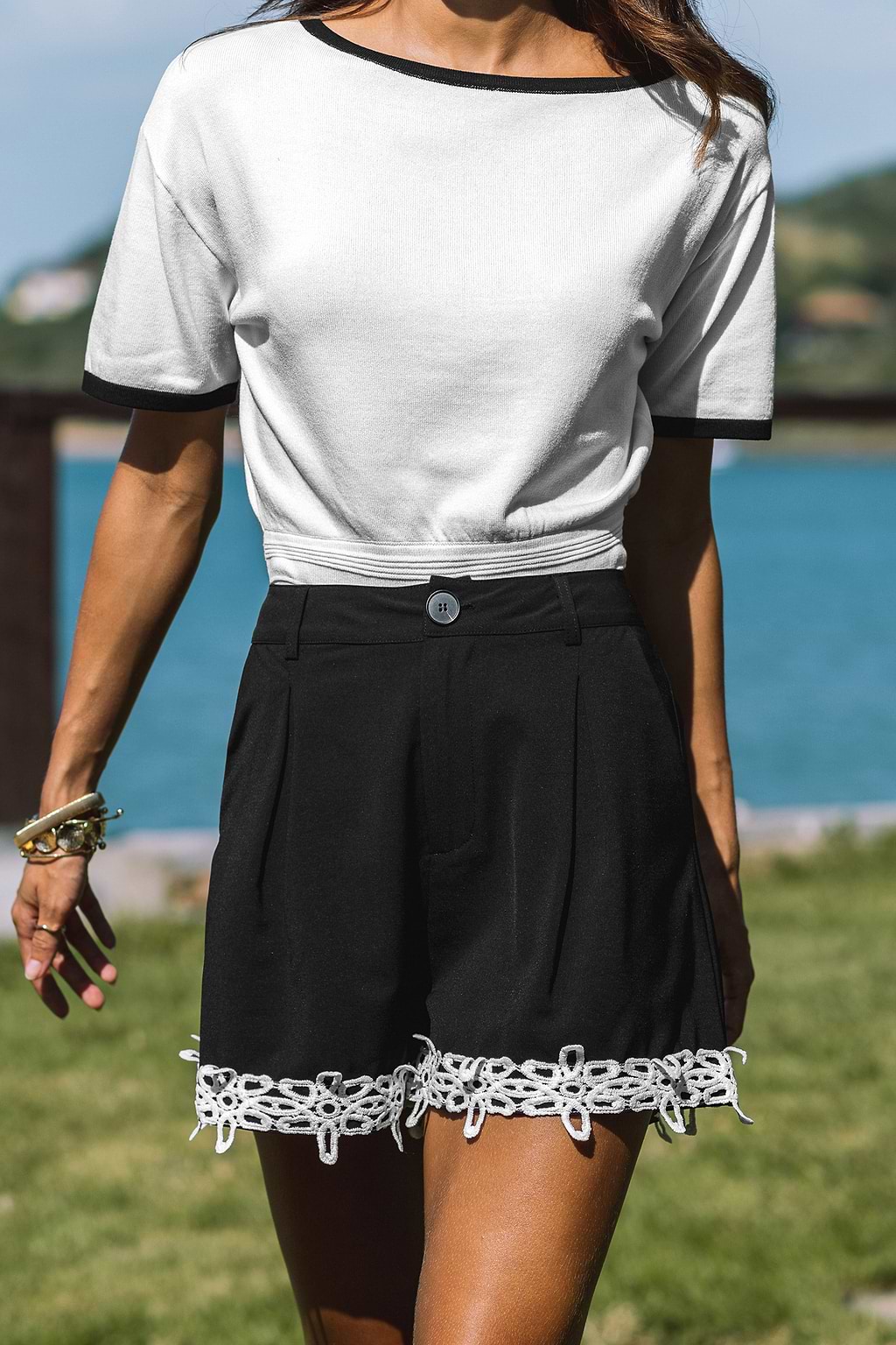 Short noir à boucles de ceinture et bordure en dentelle