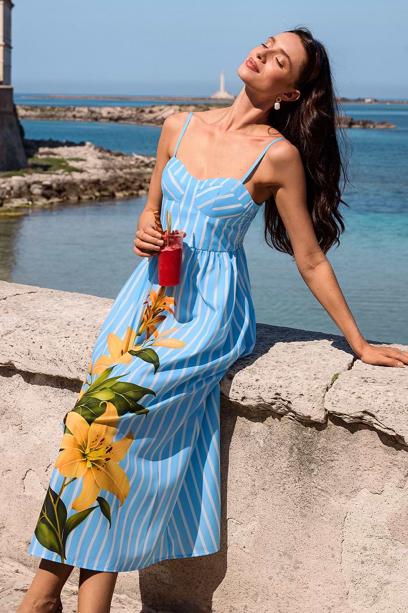 Blau geblümtes Maxi-Sommerkleid