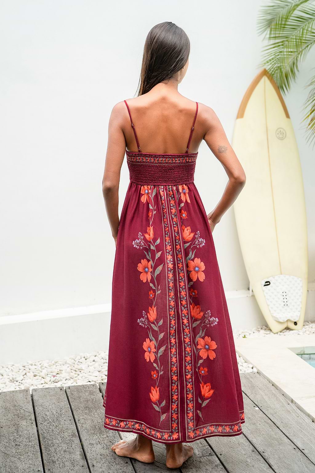 Robe longue fleurie sans manches à col carré