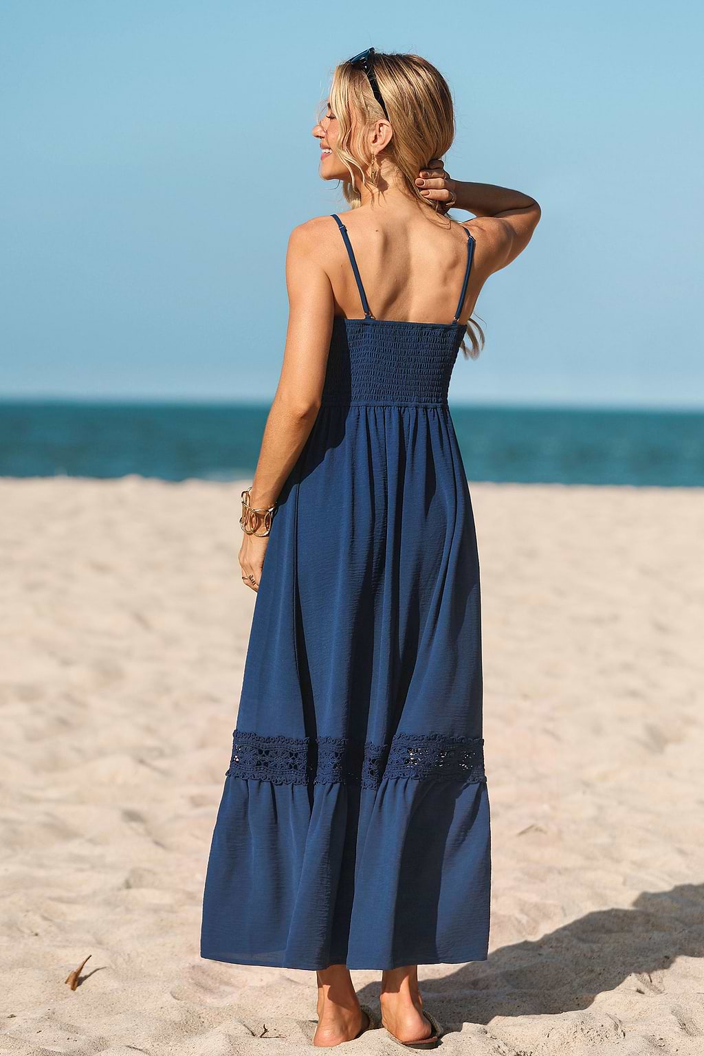Robe longue bleue à col en V