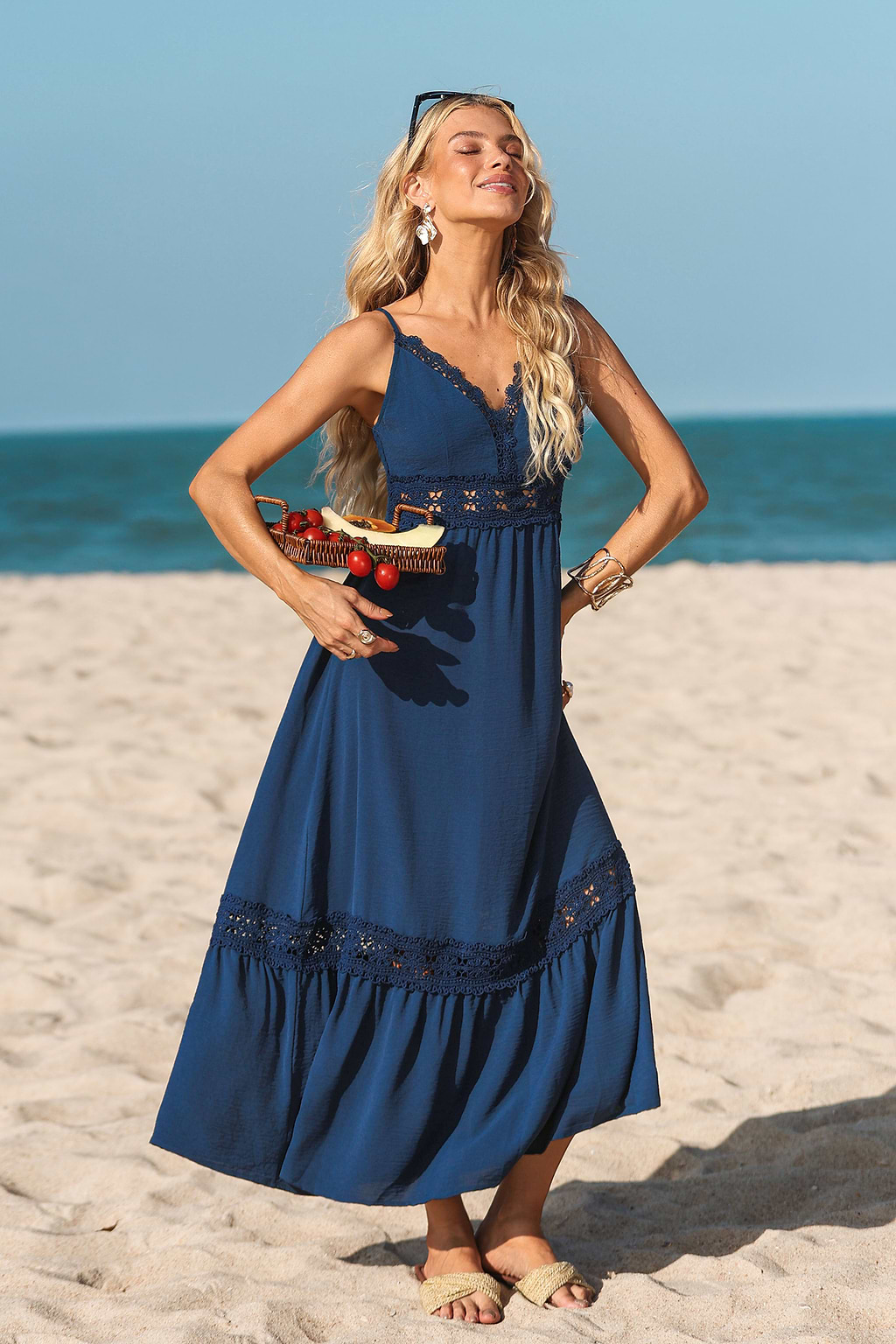 Robe longue bleue à col en V