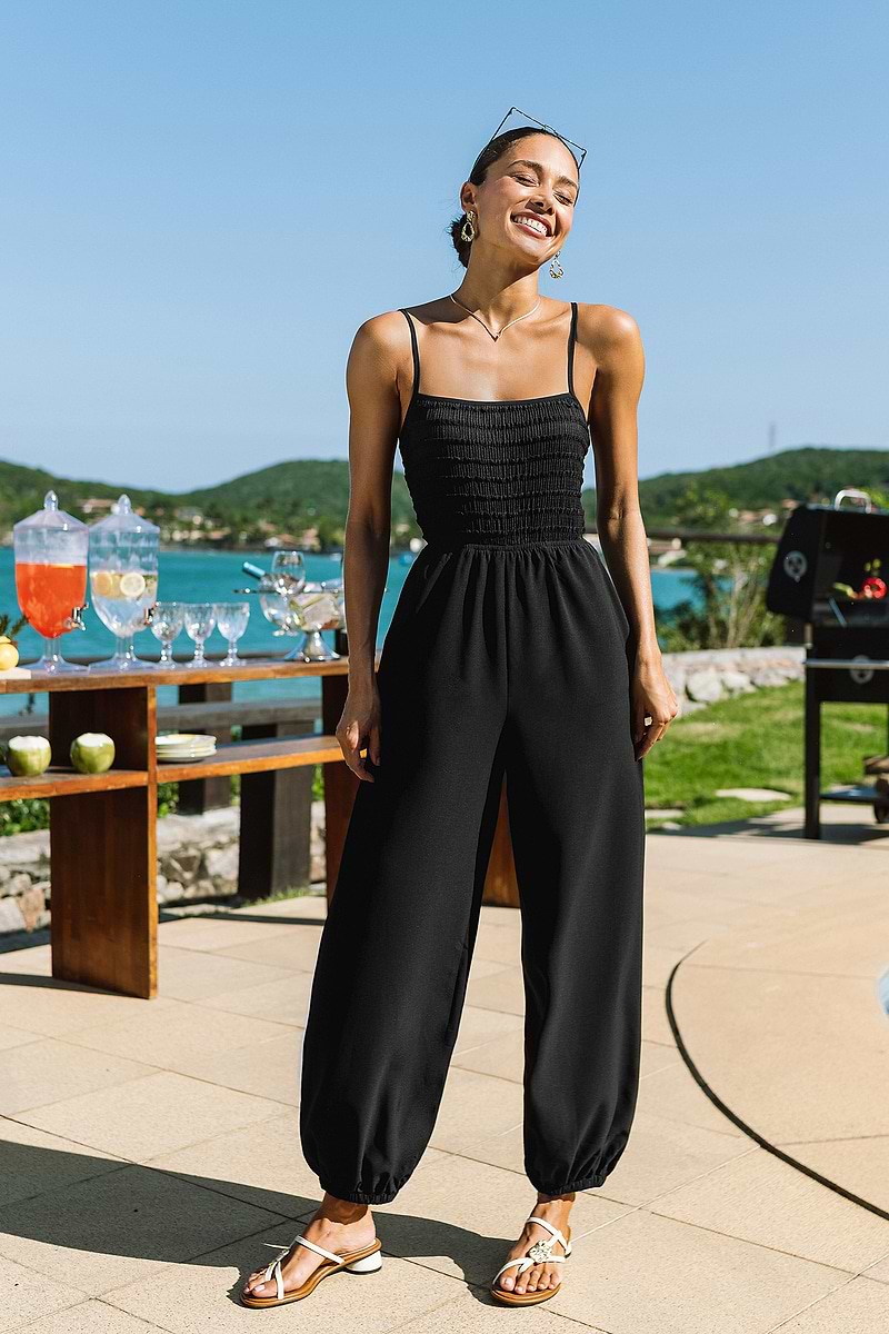 Schwarzer Jumpsuit mit eckigem Ausschnitt