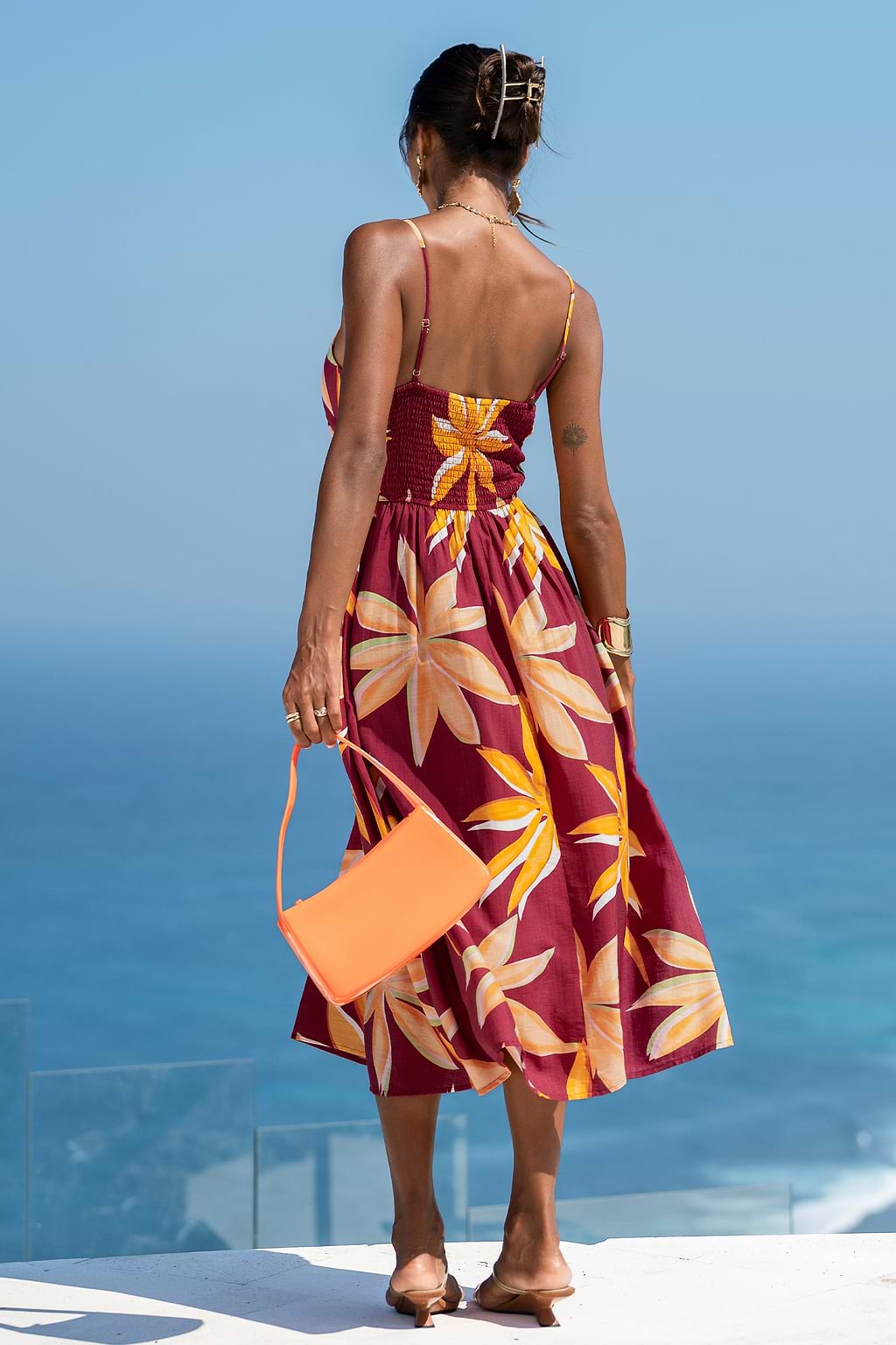 Robe midi fleurie en rayonne à col en V