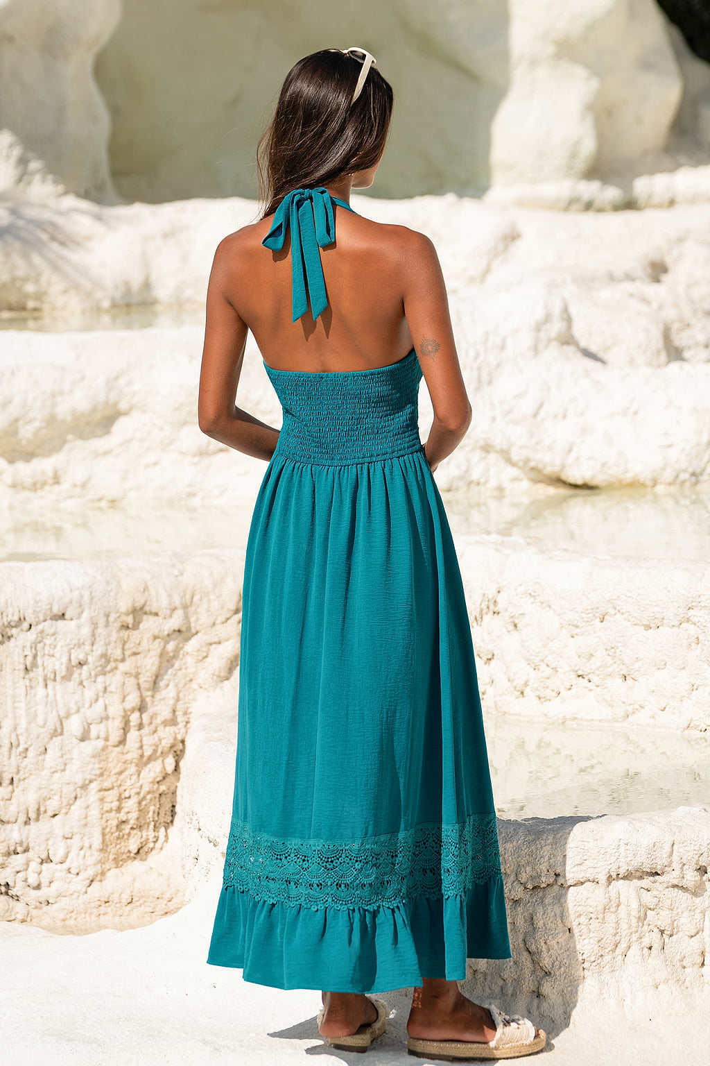 Robe longue bleue tissée à col plongeant