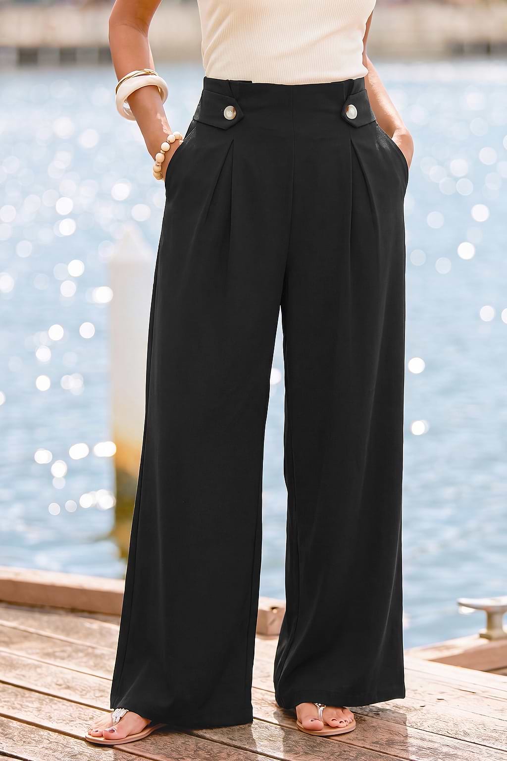 Pantalon noir à jambe droite et plis